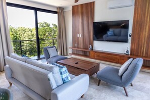 Vila superluxo, piscina particular, vista para a piscina | Área de estar | TV de tela plana 42 polegadas com canais digitais, Netflix