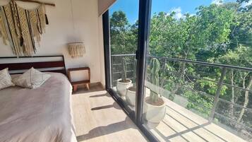 Phòng Suite Deluxe, quang cảnh hồ bơi | 2 phòng ngủ, chăn bông, két bảo mật tại phòng, trang trí khác biệt