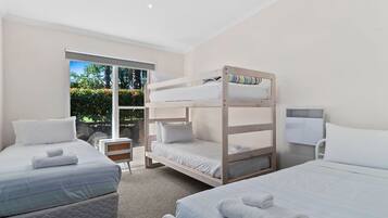 4 bedrooms, bed sheets