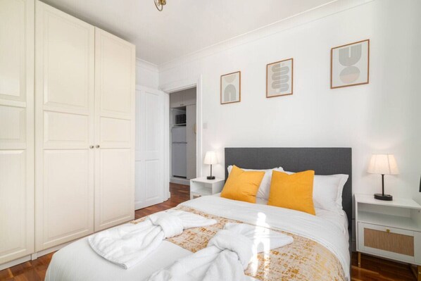 1 室のベッドルーム、デスク、アイロン / アイロン台、WiFi (無料)