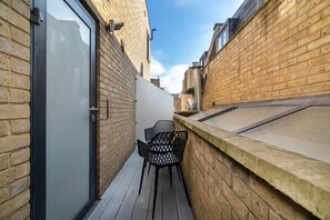 Outdoor dining - Stylish Brick Lane Apartment with Balcony Sleeps 4 (Greater London)