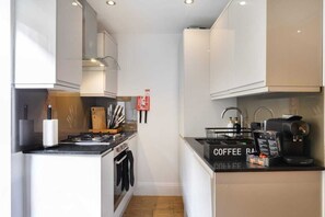 Fridge, microwave, oven, stovetop - Stylish Brick Lane Apartment with Balcony Sleeps 4 (Greater London)