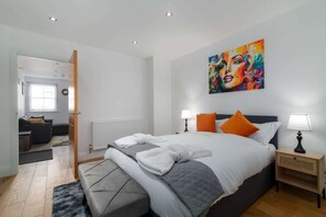 1 habitación, tabla de planchar con plancha y cuna de viaje 