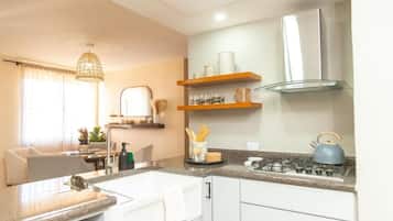Casa Deluxe | Cuina privada | Frigorífic, microones, rentaplats i cafetera i tetera