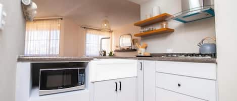 Deluxe House | Private kitchen | Fridge, microwave, dishwasher, coffee/tea maker