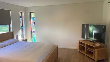 1 slaapkamer, een strijkplank/strijkijzer, beddengoed