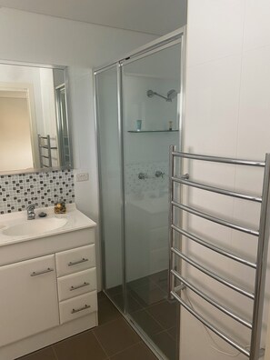 Serviettes fournies, savon, shampoing, papier toilette