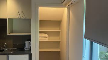 1 slaapkamer, een strijkplank/strijkijzer, beddengoed