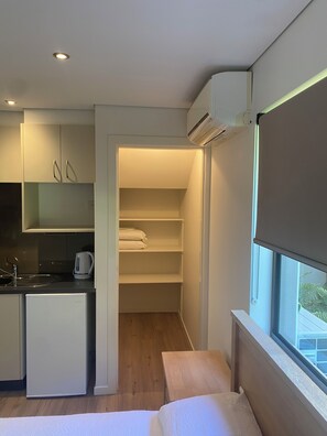 1 chambre, fer et planche à repasser, draps fournis