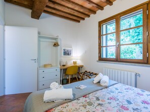 1 dormitori, un bressol de viatge, wifi gratuïta i roba de llit