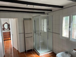 Douche, sèche-cheveux, serviettes fournies