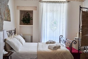 5 bedrooms, iron/ironing board, free WiFi, bed sheets