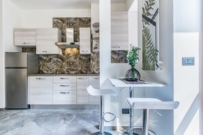 Refrigerador, microondas, parrilla de estufa y cafetera y tetera 