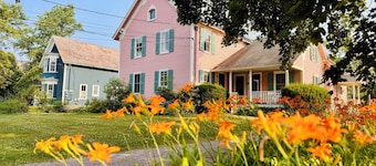 Cozy 1BD in Historic Shelburne