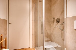 Shower, hair dryer, bidet, towels