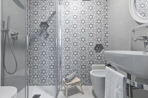 Dusche, kostenlose Toilettenartikel, Haartrockner, Bidet