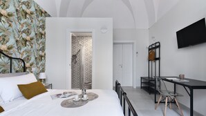 A modern bedroom with a bed, a desk, and a TV. - La Galla House | Lecce Selection (Lecce)