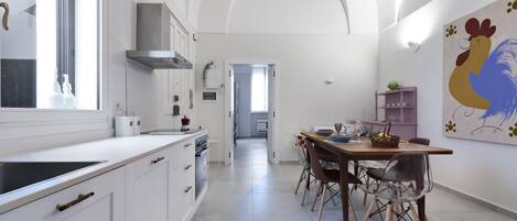 Køleskab, ovn, kogeplade, kaffe-/temaskine