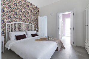 3 bedrooms, desk, WiFi, bed sheets