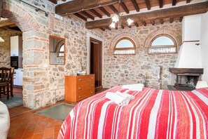 1 bedroom, iron/ironing board, travel cot, free WiFi - Tuscan Fireplace Apt · Jacuzzi · Gym · Cold Plunge · Monthly · Eur 31/pax/night (Pescia)