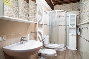 Dusche, Haartrockner, Bidet, Handtücher