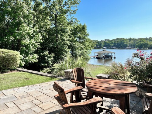 Lakefront Escape on Lake Sinclair • Hot Tub • Ideal for Families & Friends