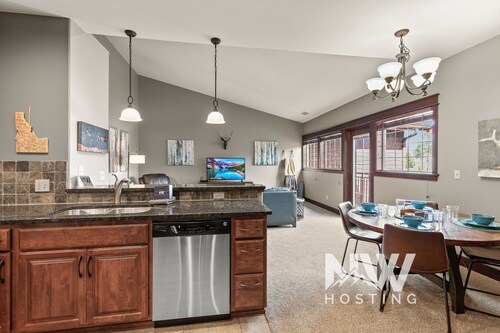 Chic Riverstone Escape Near Shops & Lake!