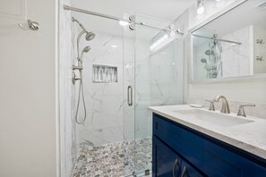 Dusche, Haartrockner, Handtücher, Toilettenpapier