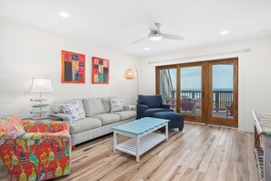 Televisio, pöytäjalkapallopöytä, pöytätennispöytä, kirjoja