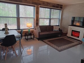 Una Smart TV, una chimenea, un reproductor de DVD