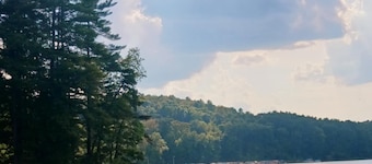 The Reel Cottage @ Leesville Lake 2 Private Bdrms NO Stairs, firepit, fireplace