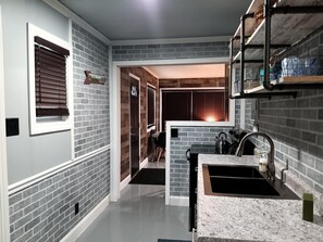 Fridge, microwave, oven, stovetop - 2 fireplaces, fire pit @Leesville Lake 2 Private Bdrms NO Stairs Sleeps.6 (CARROLLTON)