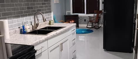 Frigorifero, microonde, forno, piano cottura