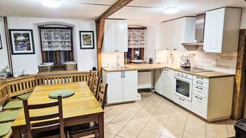 Kühlschrank, Mikrowelle, Ofen, Geschirrspüler