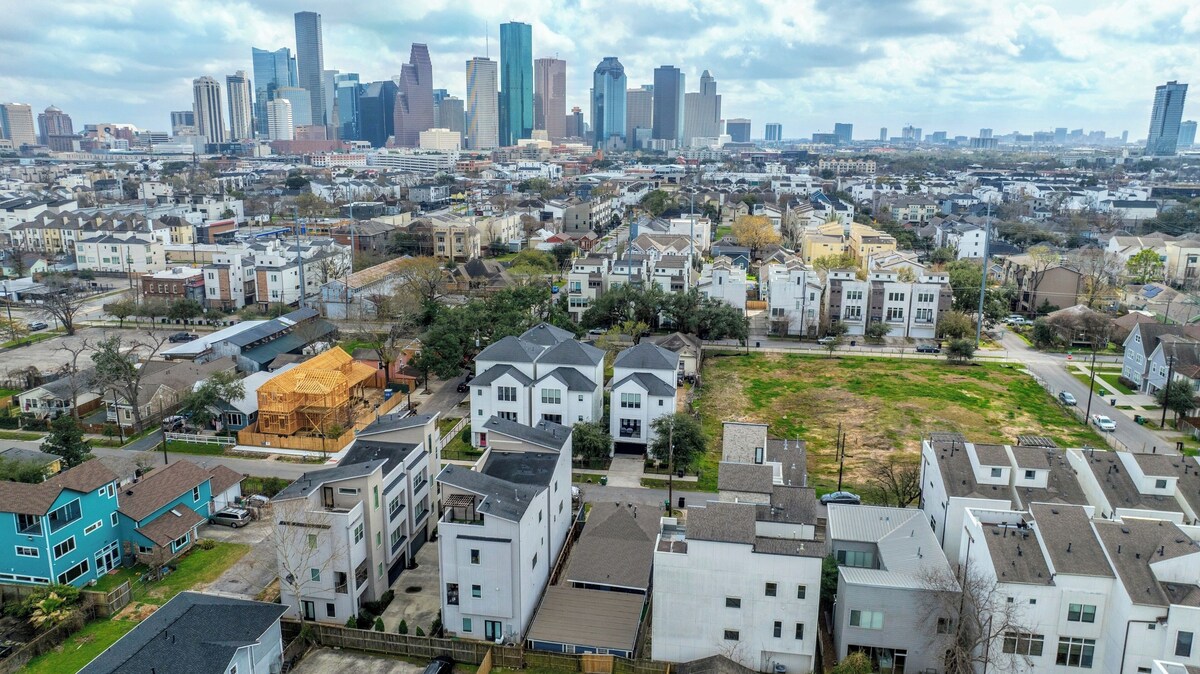 Photo 3 of 3BED/3BATH in Houston's Heart: Heights-Montrose-Downtown