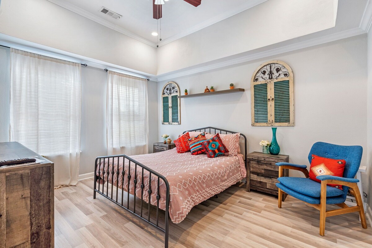 Photo 11 of 3BED/3BATH in Houston's Heart: Heights-Montrose-Downtown