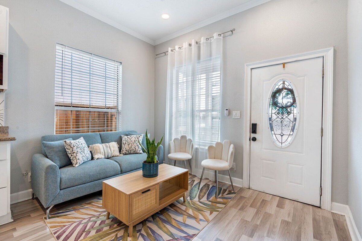 Photo 2 of 3BED/3BATH in Houston's Heart: Heights-Montrose-Downtown