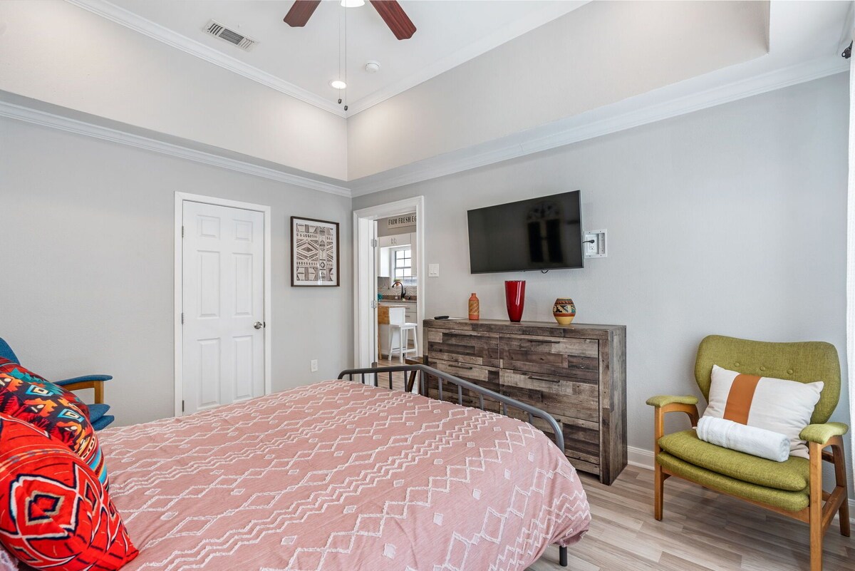 Photo 16 of 3BED/3BATH in Houston's Heart: Heights-Montrose-Downtown