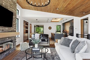 Smart TV, chimenea y futbolito 