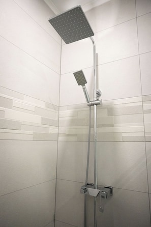 Toallas, jabón, shampoo, papel de baño 