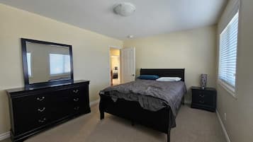 5 makuuhuonetta, tallelokero huoneessa, silitysrauta/-lauta