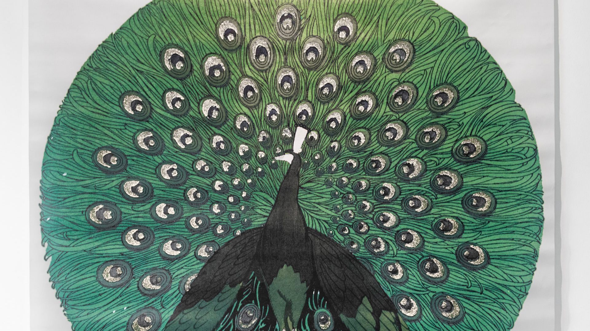 Un pavo real con un intrincado plumaje y manchas que simulan ojos.