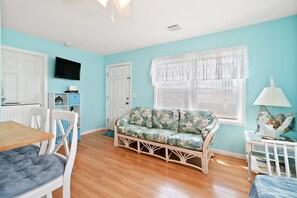 Smart TV - Beach house 2 blocks from the board walk, parking, beach towels and badges (Seaside Heights B, New Jersey)