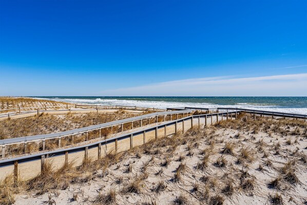 Tæt på stranden, liggestole, badehåndklæder