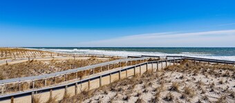 Beach house 2 blocks from the board walk, parking, beach towels and badges