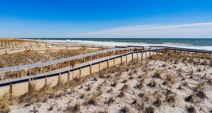 Beach house 2 blocks from the board walk, parking, beach towels and badges