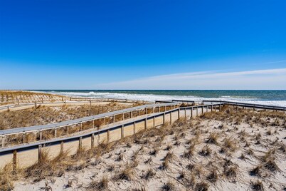 Beach house 2 blocks from the board walk, parking, beach towels and badges
