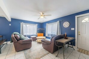 TV - Dune's Edge Retreat Peaceful home near State park and trails (South Haven)