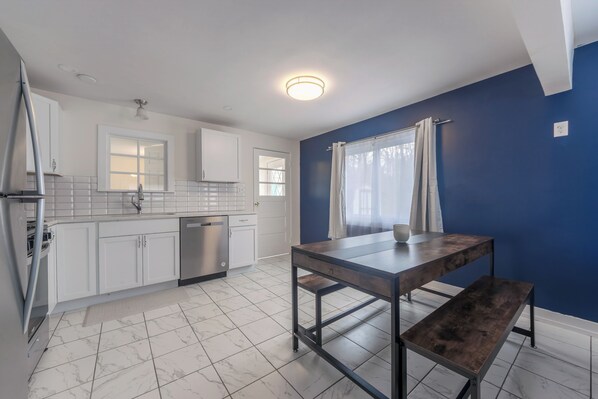 Dining - Dune's Edge Retreat Peaceful home near State park and trails (South Haven)