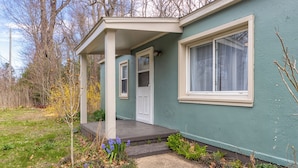 A single-story house with a front porch, a door, and a window. - Dune's Edge Retreat Peaceful home near State park and trails (South Haven)